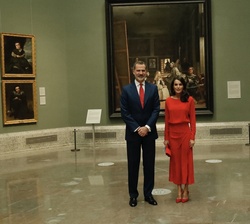 Sus Majestades los Reyes con "Las Meninas" de Velázquez al fondo